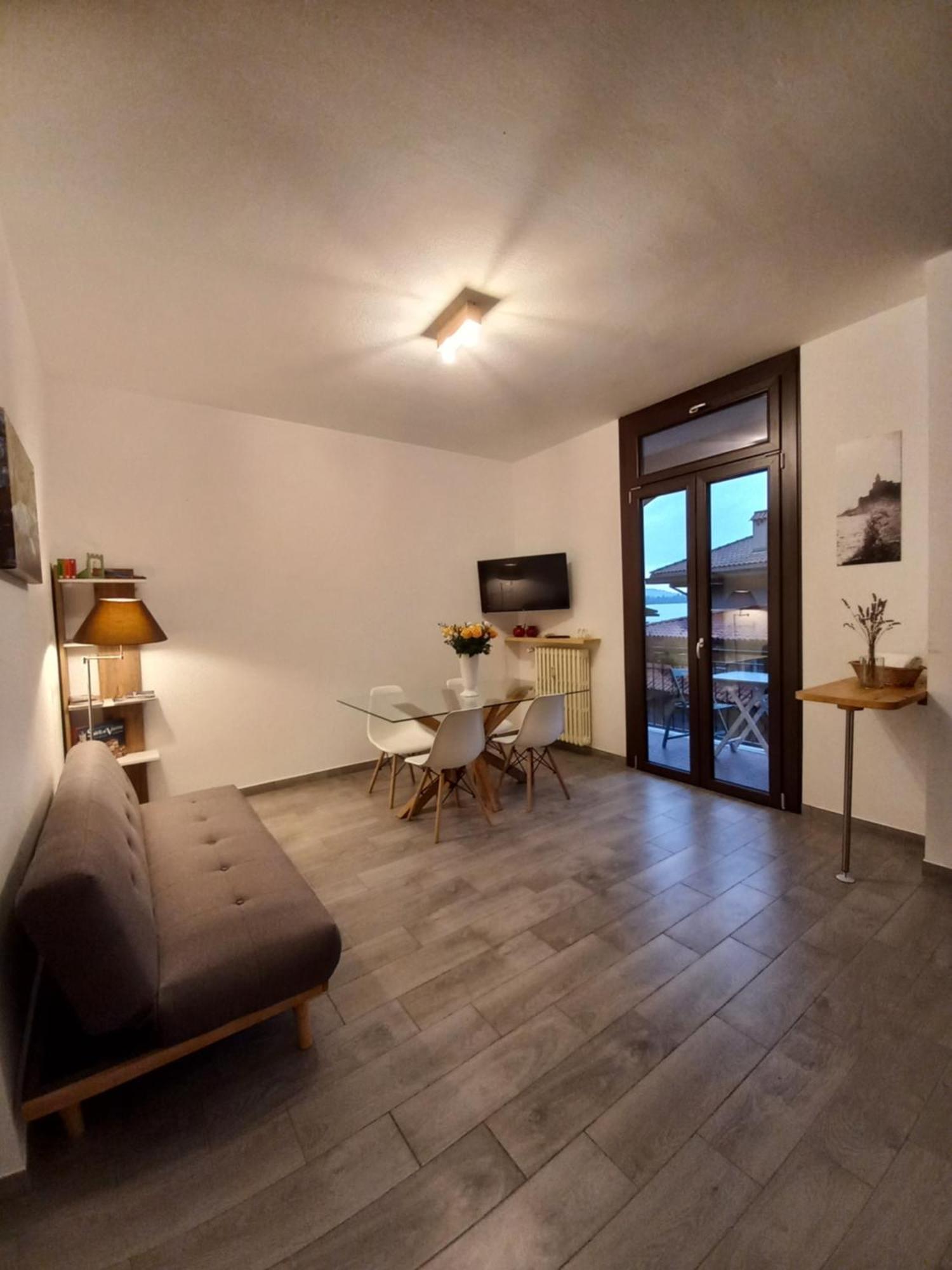 Appartamento Miralago Con Giardino Sul Lago Gavirate Kültér fotó